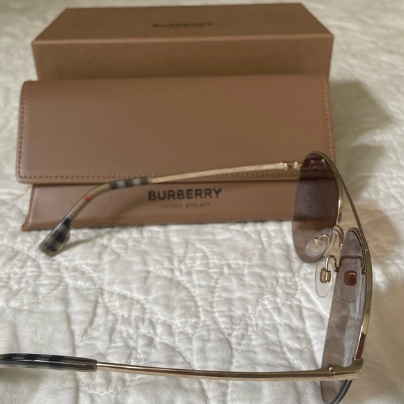 NEVER WORN - BURBERRY VINTAGE CHECK DETAIL PILOT SUNGLASSES - Picture 4 of 9